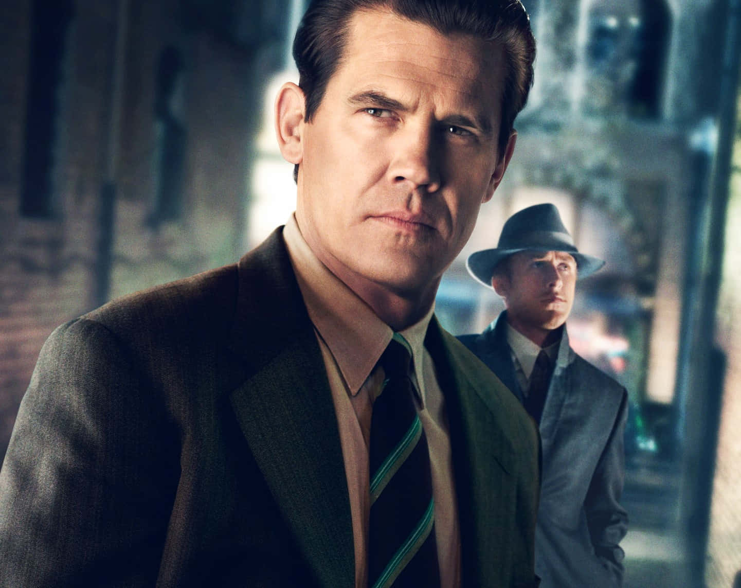 Josh Brolin 桌布 壁紙 — 兩位身穿復古西裝的男子站在昏暗的城市小巷中，表情嚴肅。