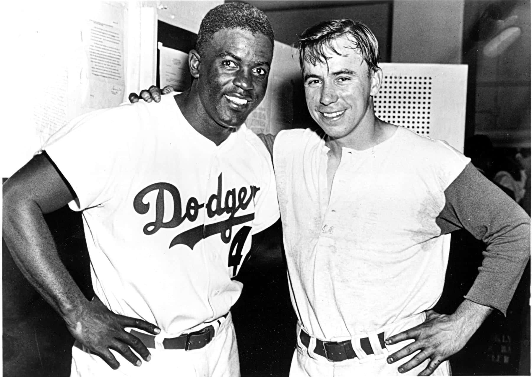 Jackie Robinson 桌布 壁紙 — 兩位身穿復古道奇隊球衣的棒球選手微笑著，雙手叉腰，自信地擺出姿勢，照片為黑白風格。