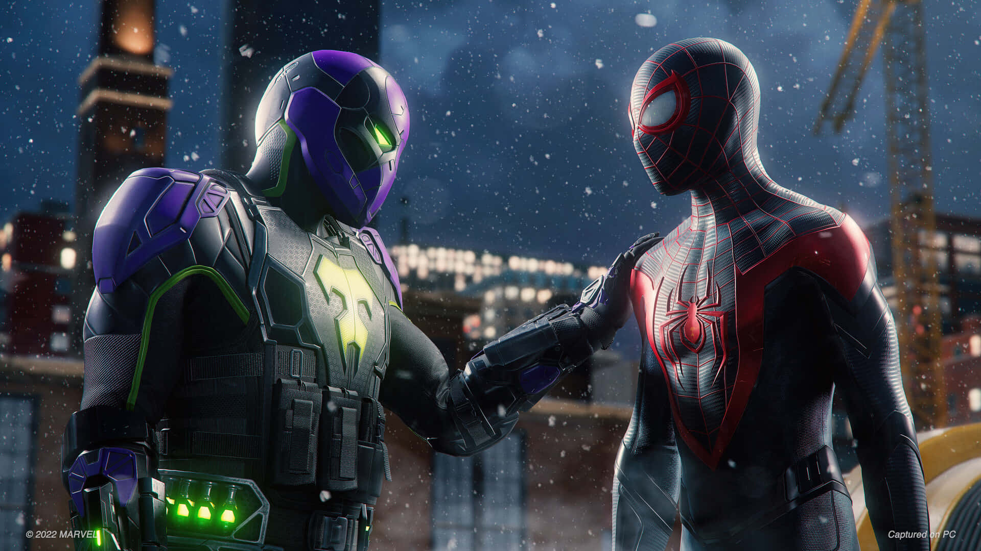 Miles Morales 動漫 桌布 壁紙 — 兩位身穿精細服裝的超級英雄在雪景城市夜景中面對面站立，背景有城市燈光和起重機。