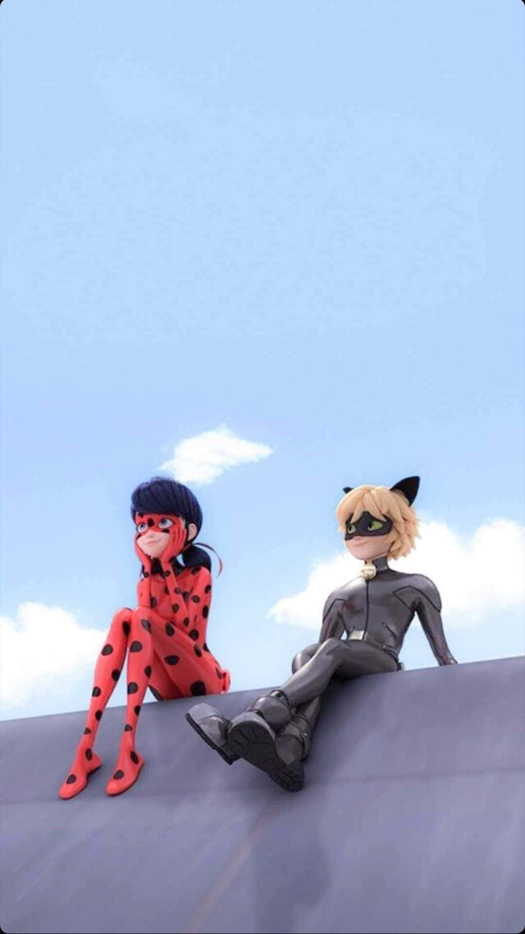 Marinette 桌布 壁紙 — 兩位身穿紅色和黑色套裝的動畫超級女英雄並排坐在屋頂上，背景是晴朗的藍天和蓬鬆的白雲。