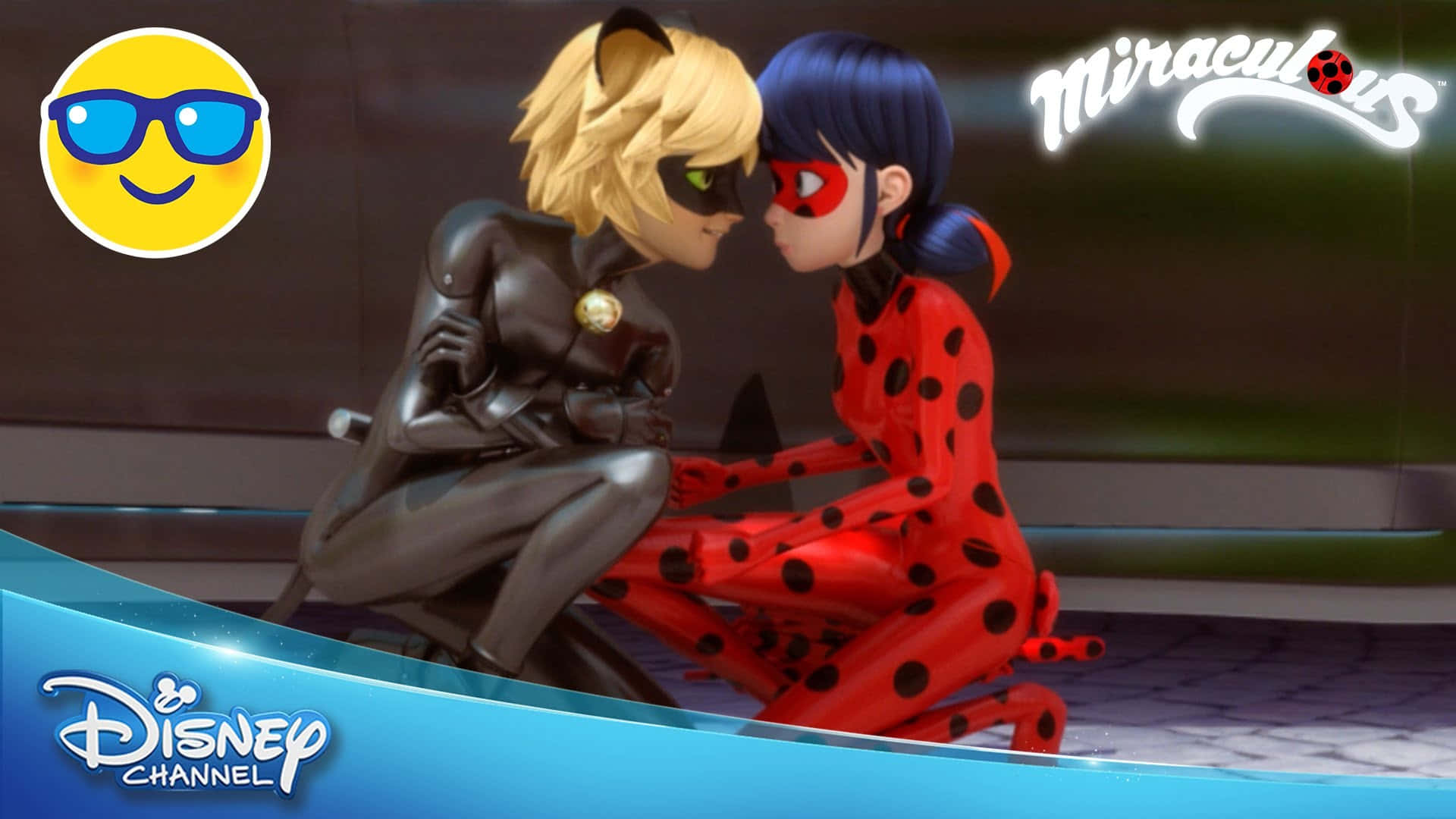 Miraculous 桌布 壁紙 — 兩位身穿緊身服裝的動畫超級女英雄在夜晚的城市屋頂上分享親密時刻。