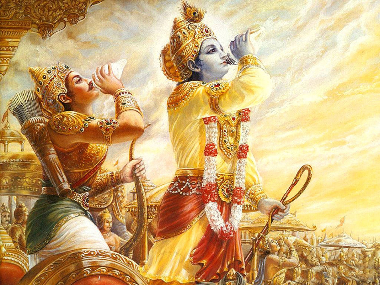 Krishna Arjun 桌布 壁紙 — 兩位身穿華麗金色服飾的神聖人物，在金光燦爛的天空下吹響海螺，下方是戰場。