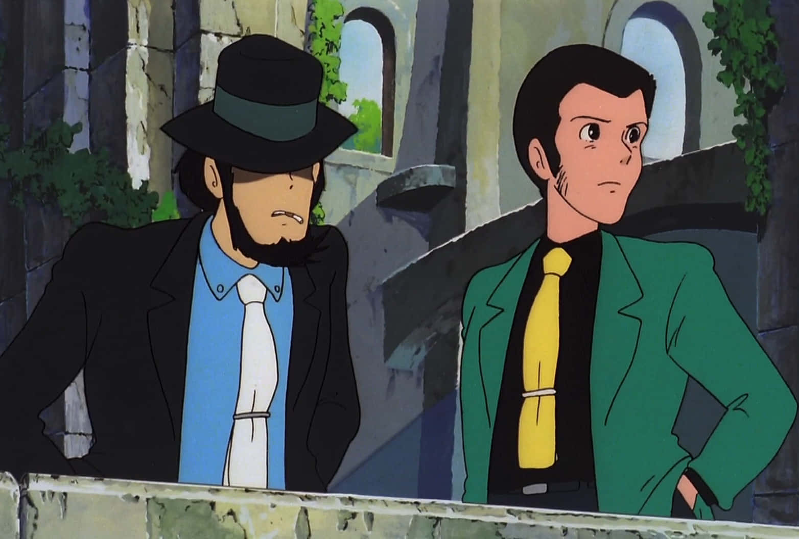 Lupin Iii The Castle Of Cagliostro 桌布 壁紙 — 兩位身穿西裝的動畫偵探站在石頭陽台上，背景是常春藤覆蓋的廢墟。