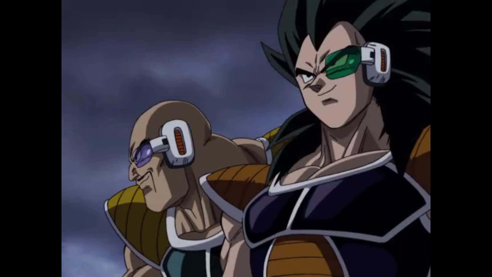 Raditz 桌布 壁紙 — 兩位配備賽博格眼部裝備的動漫戰士，站在暴風雨的天空下，肌肉緊繃準備戰鬥。