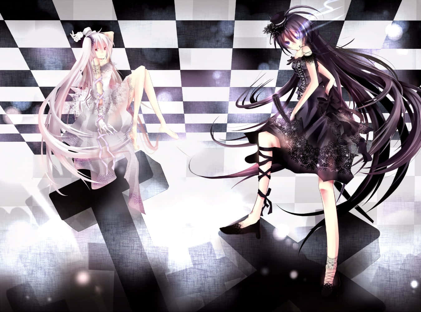 Gothic Costumes 桌布 壁紙 — 兩位長髮動漫少女在黑白格仔地板上戲劇性地擺姿勢，伴隨著發光效果。
