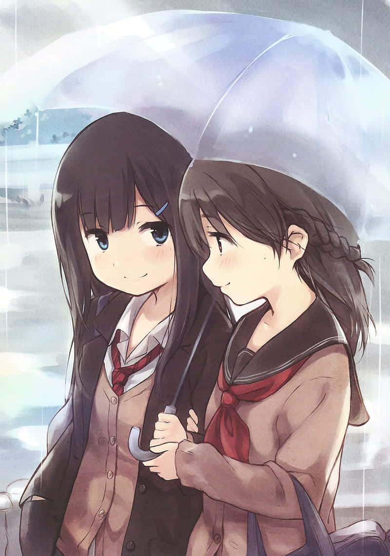 兩位開心的動漫少女擁抱在一起 壁紙 — 兩個穿著校服的動漫女孩在柔和的雨中共用一把透明雨傘，色調柔和粉彩。