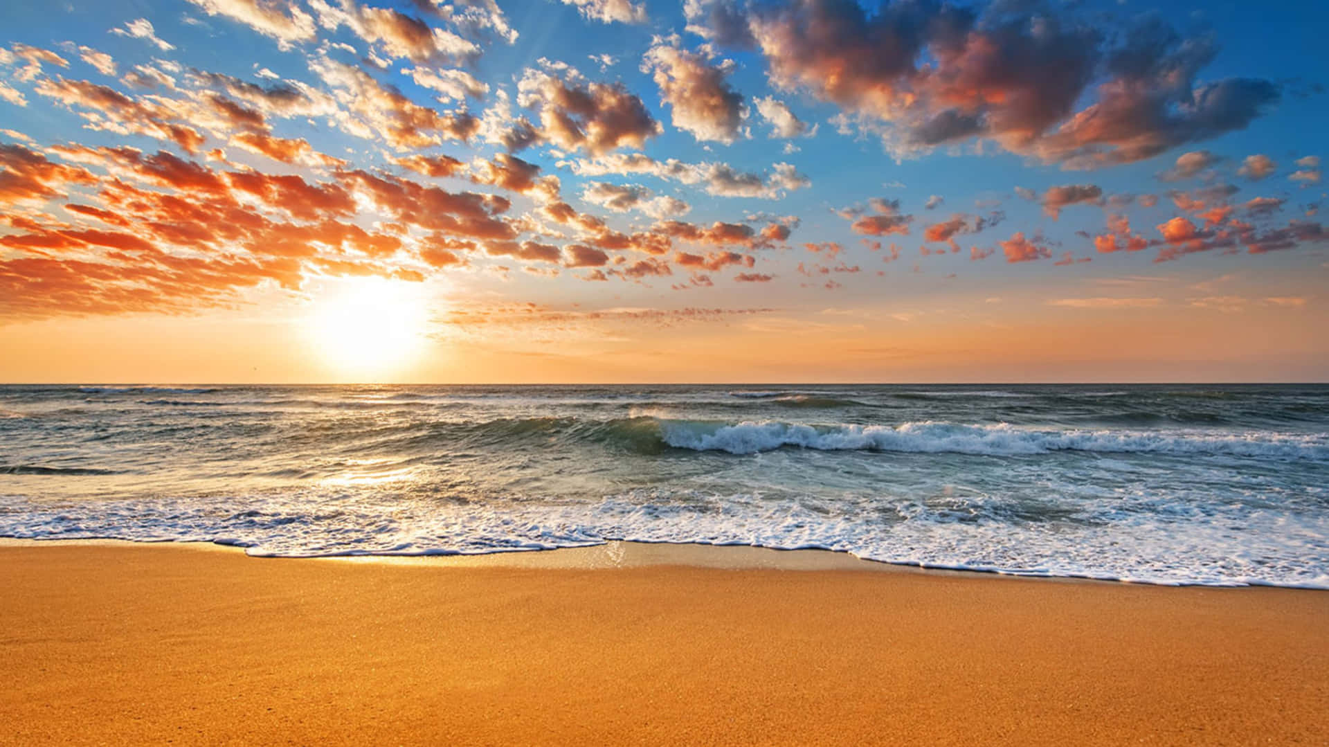 夕陽下的海洋，海浪拍打金色沙灘