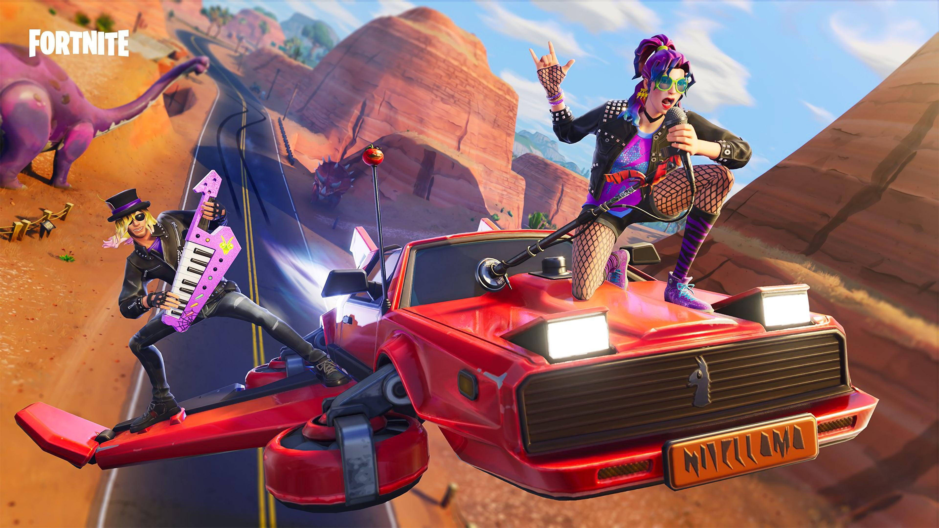 遊戲 桌布 壁紙 — 兩個 Fortnite 角色喺有紫色恐龍嘅沙漠峽谷入面，喺一架飛緊嘅紅色車上搖滾。