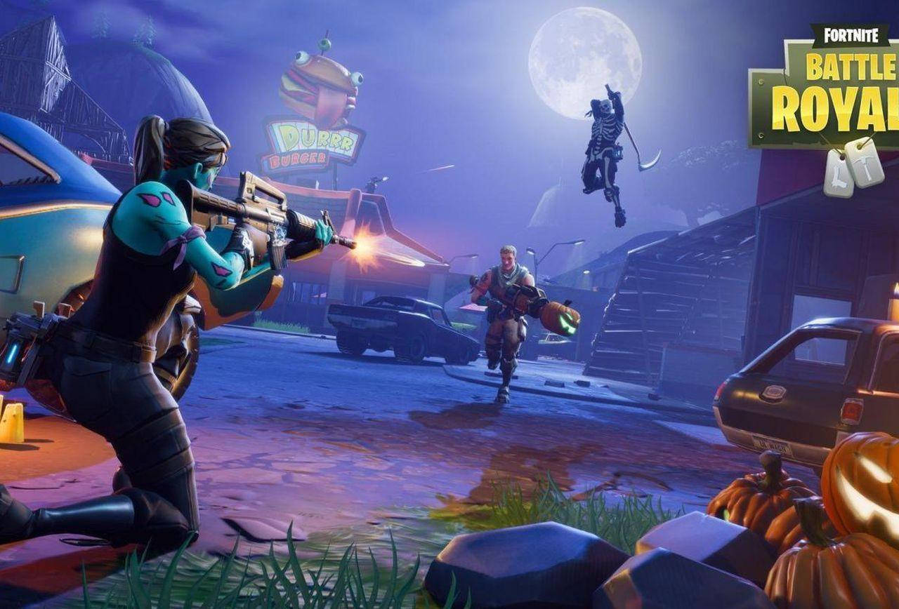 Fortnite 造型 桌布 壁紙 — 兩個Fortnite玩家在滿月下，在霓虹燈小鎮中與南瓜和飛翔骷髏戰鬥。