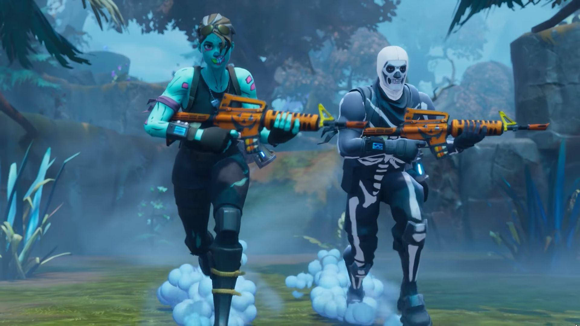Fortnite 造型 桌布 壁紙 — 兩個Fortnite角色，一個藍皮膚戰士和一個骷髏士兵，手持發光的橙色武器，在迷霧叢林地形中前進。