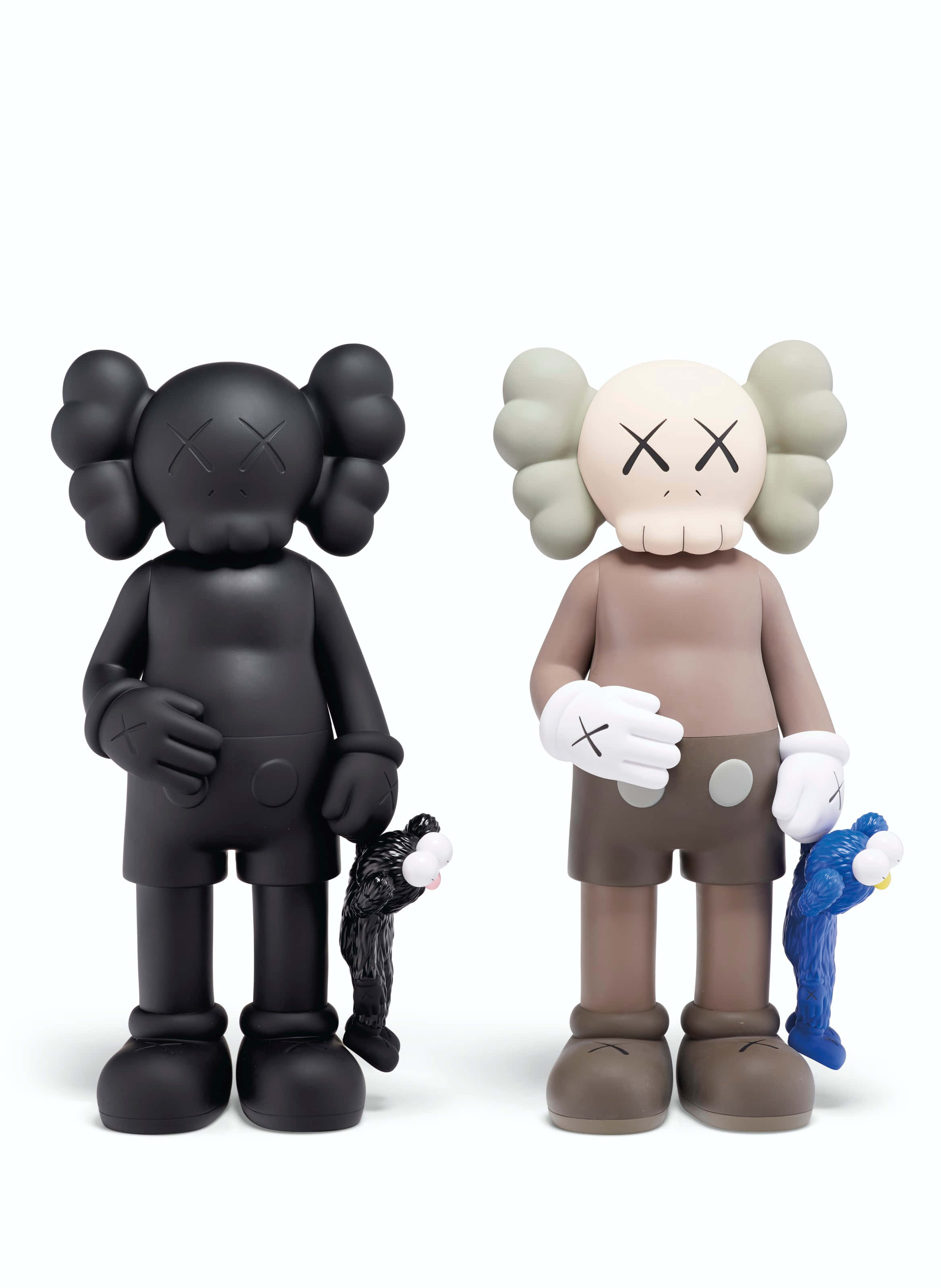 Kaws Bff 桌布 壁紙 — 兩個KAWS Companion公仔，一個黑色一個米色，並排站立，手持細小毛絨玩具，背景為純白色。