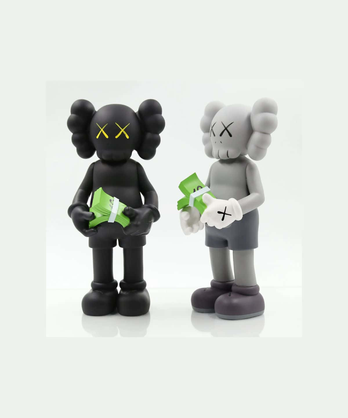 Kaws Figures 桌布 壁紙 — 兩個KAWS公仔，一個黑色一個灰色，在純白背景上手持綠色鈔票捆。