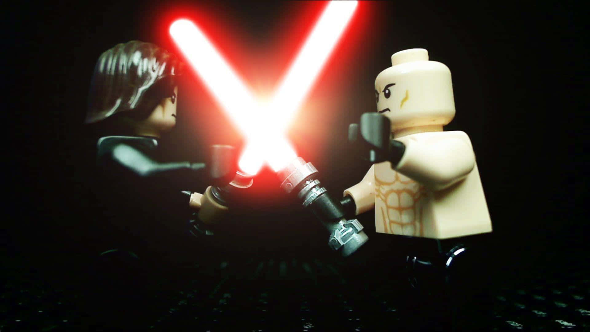 Lightsaber Duel 桌布 壁紙 — 兩個LEGO人偶在黑暗的競技場中交劍，發光的紅色光劍戲劇性地交叉。