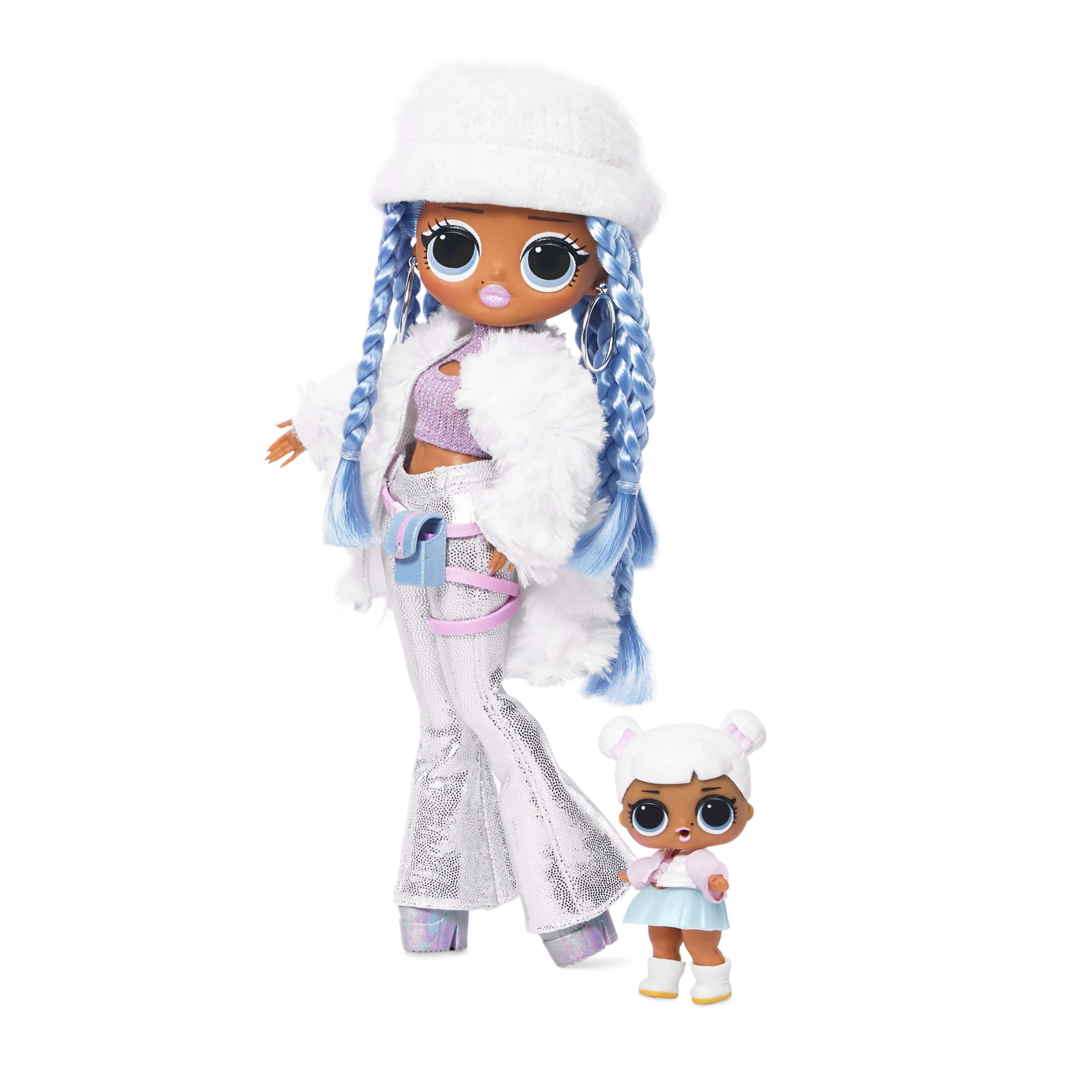 Lol Doll 桌布 壁紙 — 兩個LOL Surprise公仔，一個高大有藍色辮子和白色毛皮大衣，另一個細小有白髮和熊耳朵，站在白色背景前。