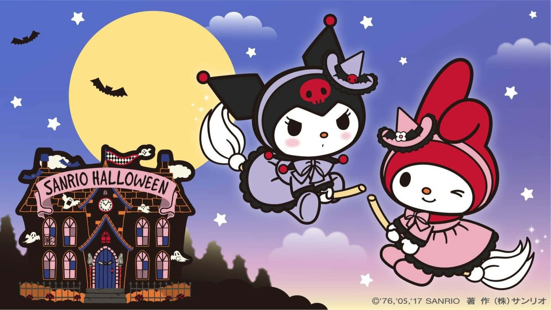 Kuromi Halloween 桌布 壁紙 — 兩個Sanrio角色喺滿月下騎住掃帚飛過一個恐怖嘅萬聖節鬼屋。