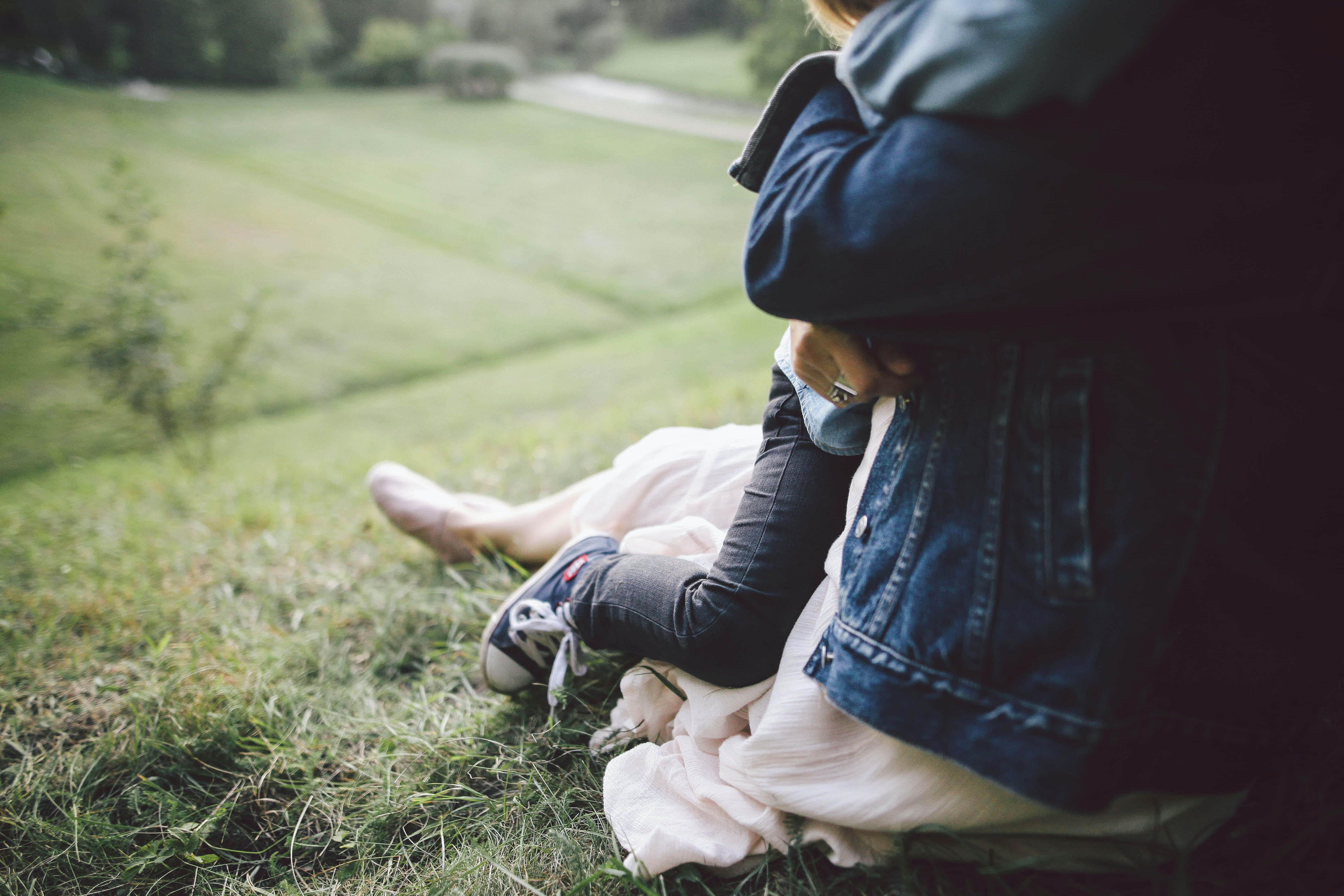 Mom 桌布 壁紙 — 兩個人喺寧靜嘅戶外草地上坐得好近，柔和自然光。