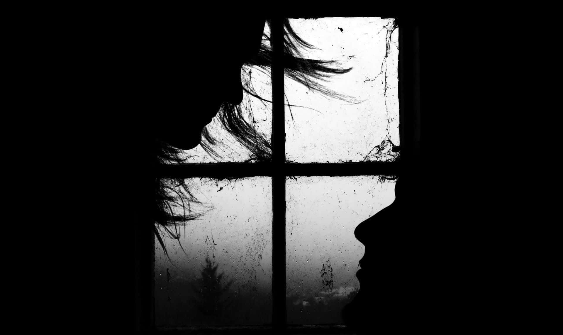 Lovers 桌布 壁紙 — 兩個人嘅剪影透過有裂紋同冷凝水嘅污糟窗玻璃面對面。