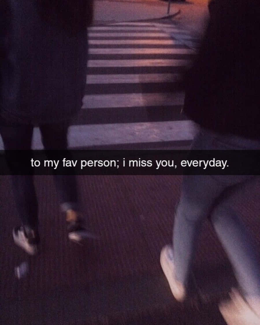 I Miss You 桌布 壁紙 — 兩個人在夜晚昏暗的城市街道上走開，穿過模糊的行人過路處。