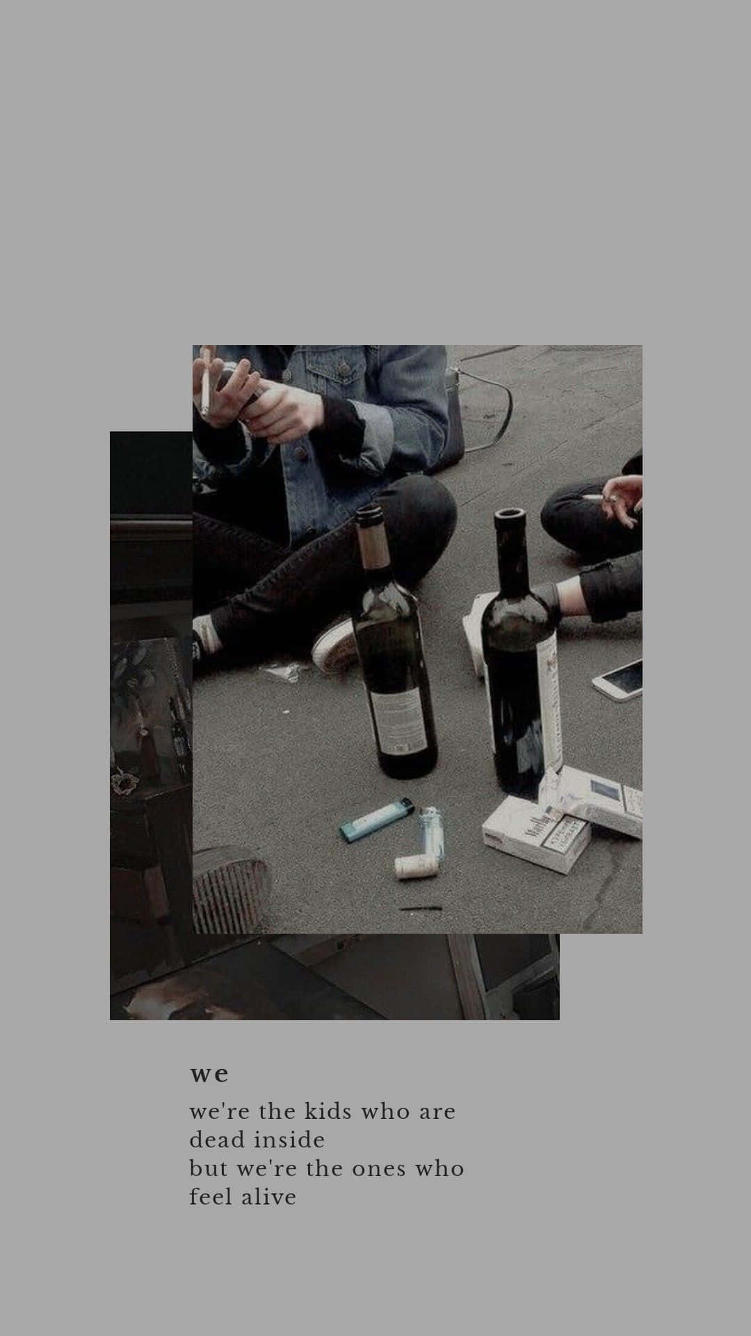 Edgy 桌布 壁紙 — 兩個人坐在行人路上，周圍是空酒瓶、香煙和手機，呈現出一個粗糙的城市場景。