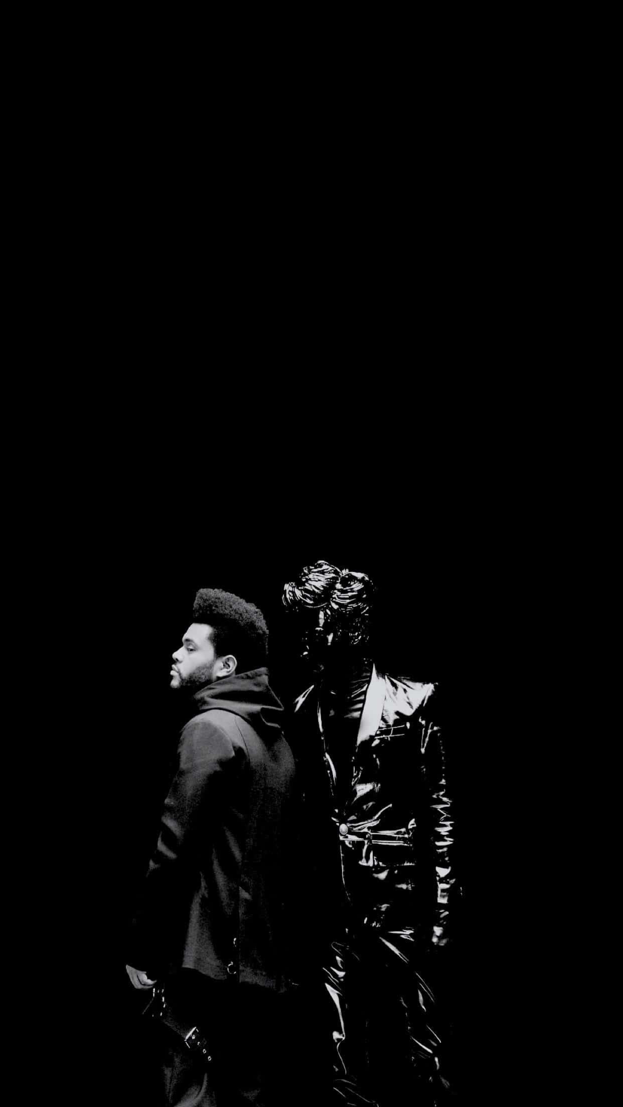 The Weeknd 桌布 壁紙 — 兩個人物以鮮明的黑白剪影站在虛空中，一個穿著質感外套，另一個穿著光面皮革。