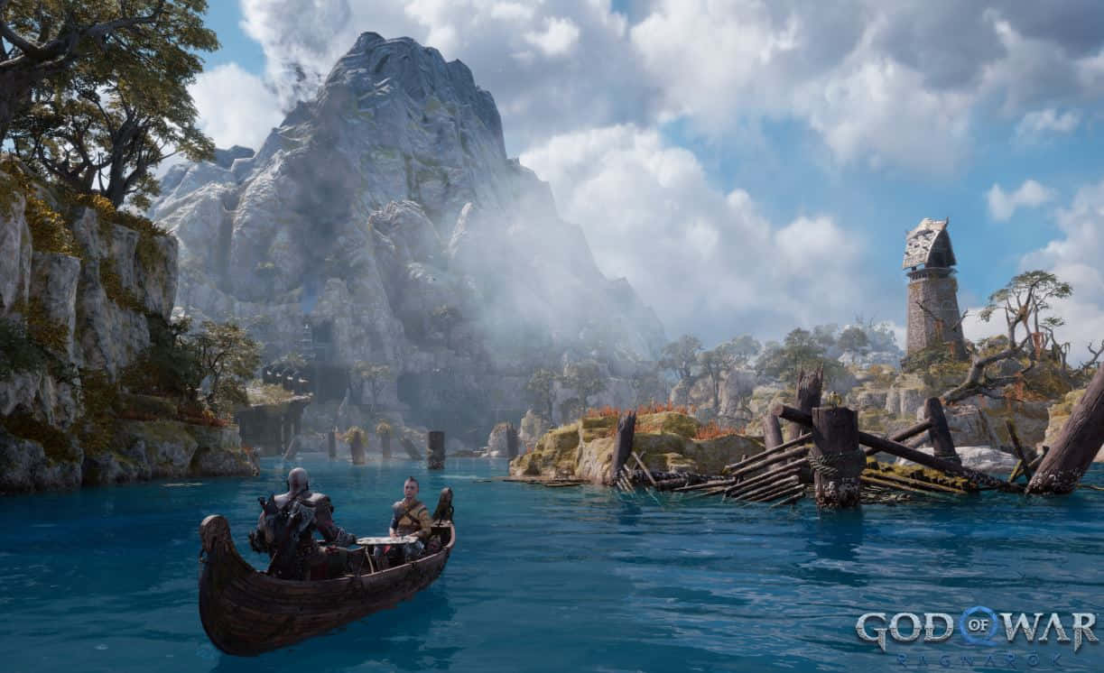 God Of War 桌布 壁紙 — 兩個人物划著木船穿過寧靜的藍色湖泊，周圍是霧氣繚繞的山脈和古代遺跡。