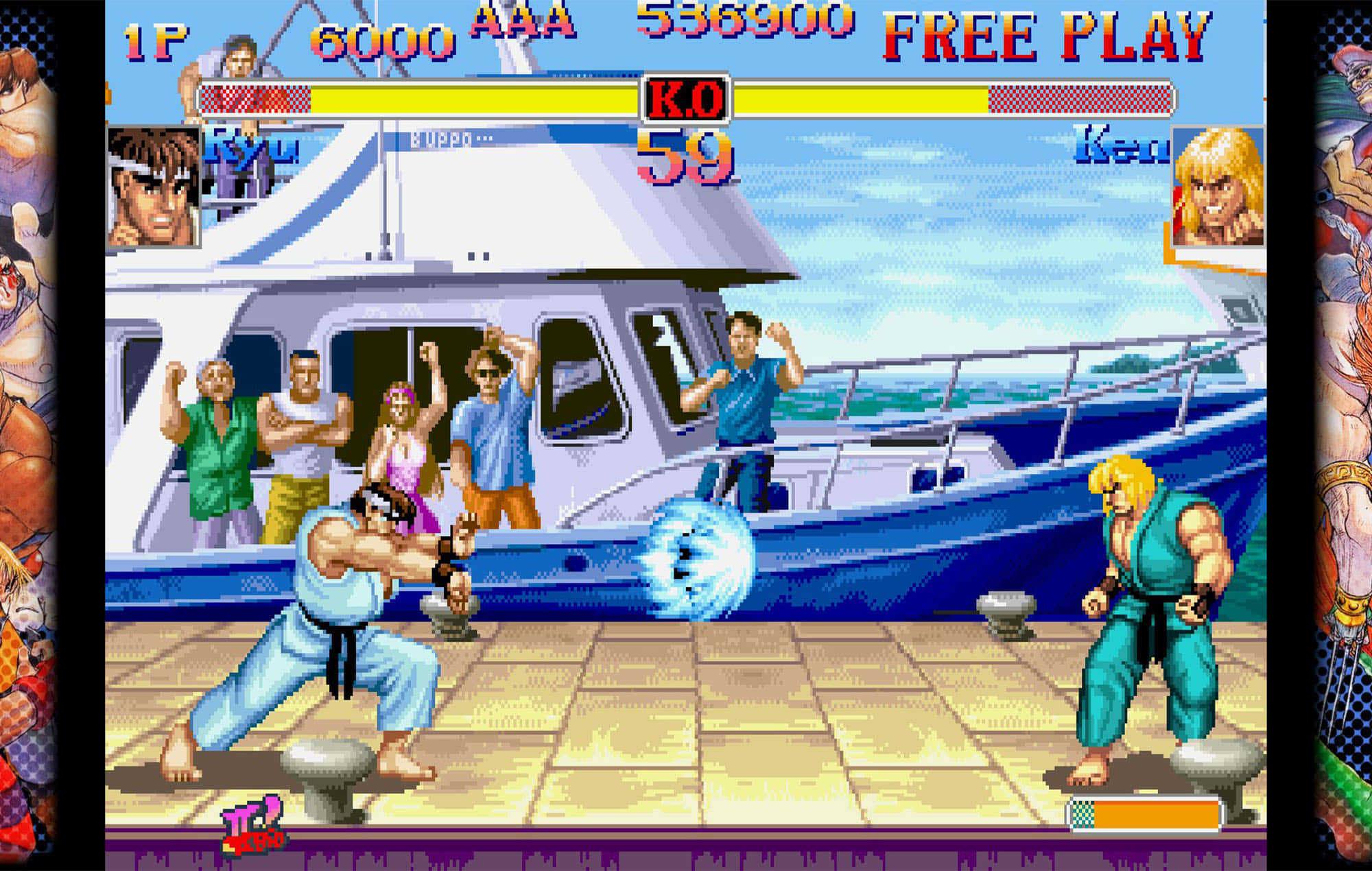 Fighting Games 桌布 壁紙 — 兩個像素藝術戰士在經典街機遊戲的船甲板上碰撞，具有鮮豔的復古圖形和生命值條。