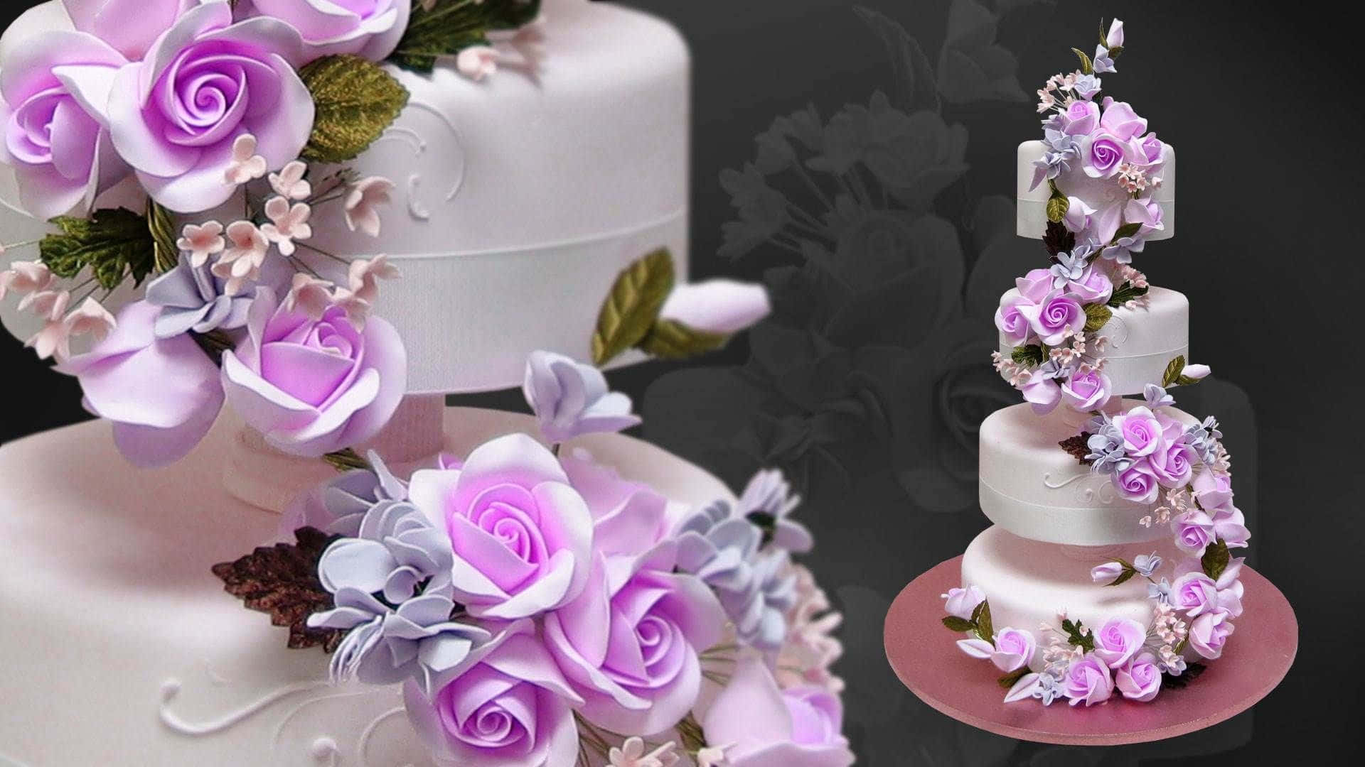 Floral Cake 桌布 壁紙 — 兩個優雅的白色結婚蛋糕，飾以精緻的紫色和薰衣草糖玫瑰及綠色葉子，背景為深色花卉圖案。