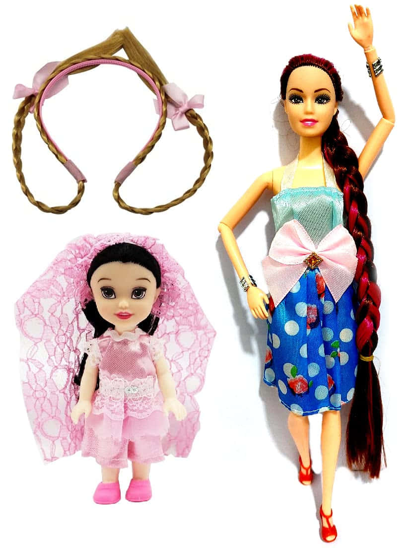 toys 桌布 壁紙 — 兩個公仔，一個穿著粉紅色蕾絲裙戴頭紗，另一個穿著藍色波點裙，有長長的紅色辮子和粉紅色蝴蝶結。