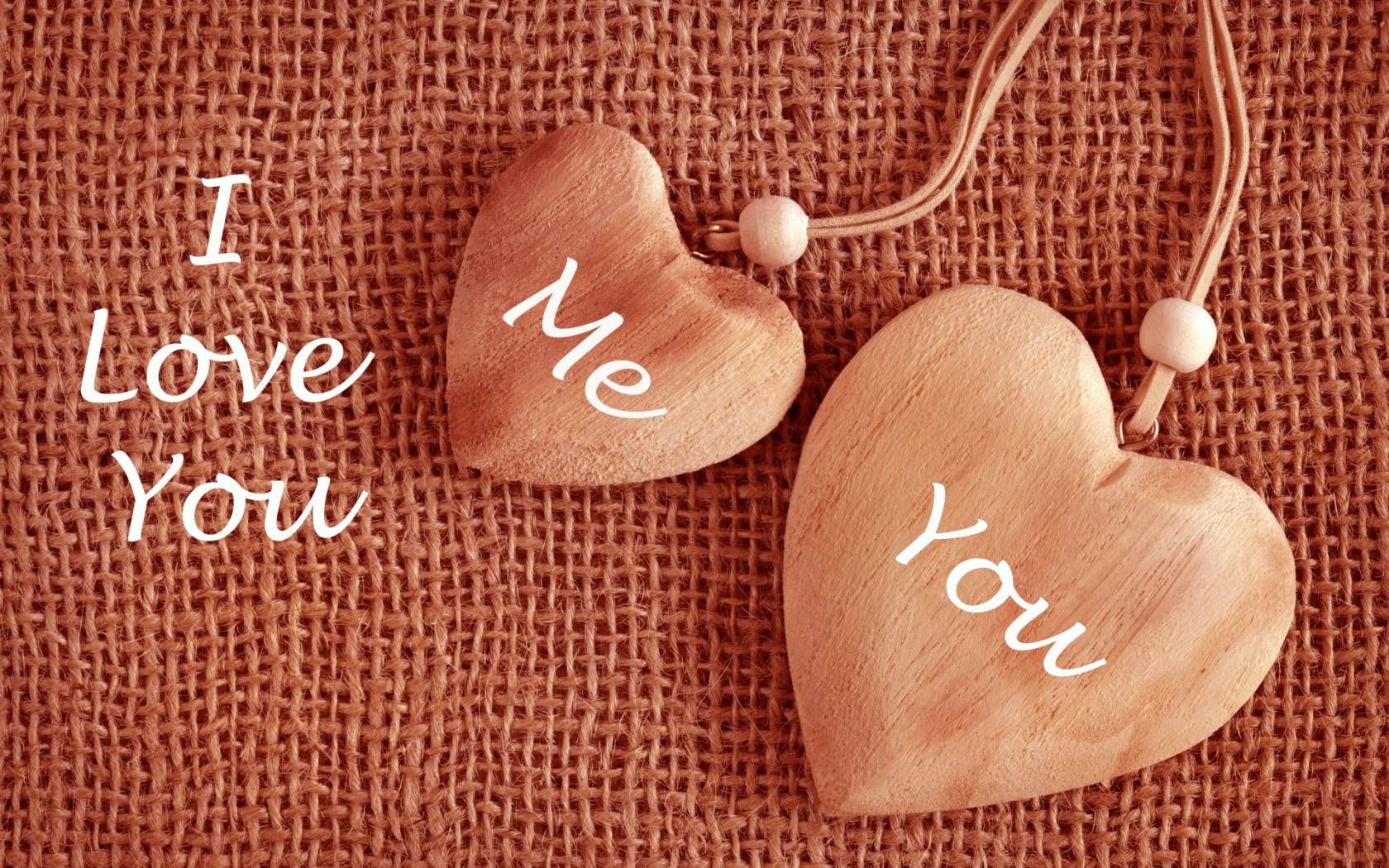 Love Quotes 桌布 壁紙 — 兩個刻有「我」和「你」的木心心形放在麻布上，旁邊有白色字體的「我愛你」。