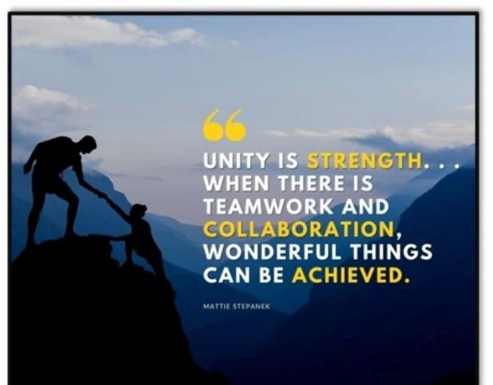 Teamwork Memes 桌布 壁紙 — 兩個剪影人物互相幫助攀登山峰，背景是藍天白雲，並附有勵志文字。