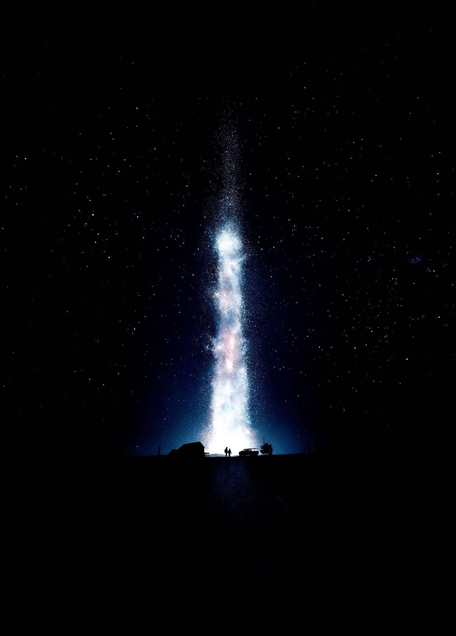 Interstellar 桌布 壁紙 — 兩個剪影人物站在一個發光的宇宙瀑布前，瀑布從繁星點點的夜空傾瀉而下，流入黑暗的沙漠景觀。