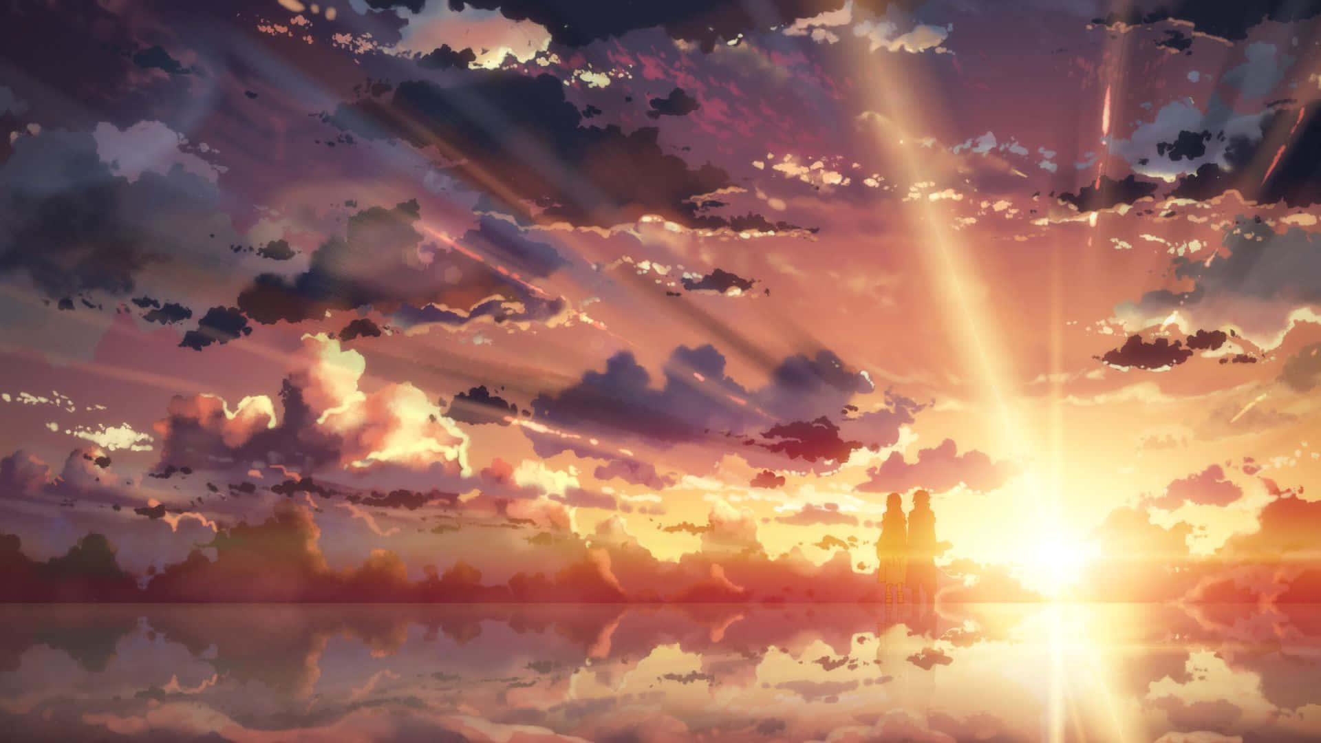 Anime Sunset 桌布 壁紙 — 兩個剪影人物站在日落時分，沐浴在穿透紫色和橙色雲層的金色光線中，雲層倒映在平靜的水面上。
