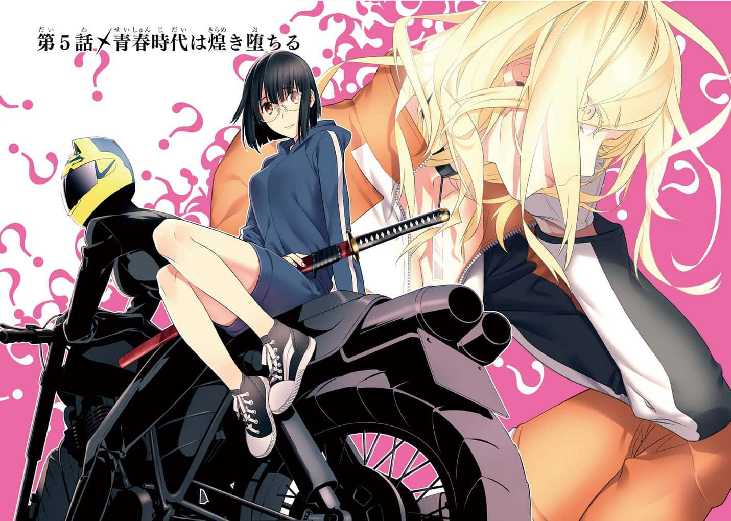 Durarara Vorona 桌布 壁紙 — 兩個動漫女孩，一個黑髮戴眼鏡，另一個金髮，坐在一輛黑色電單車上，背景是粉紅色問號。