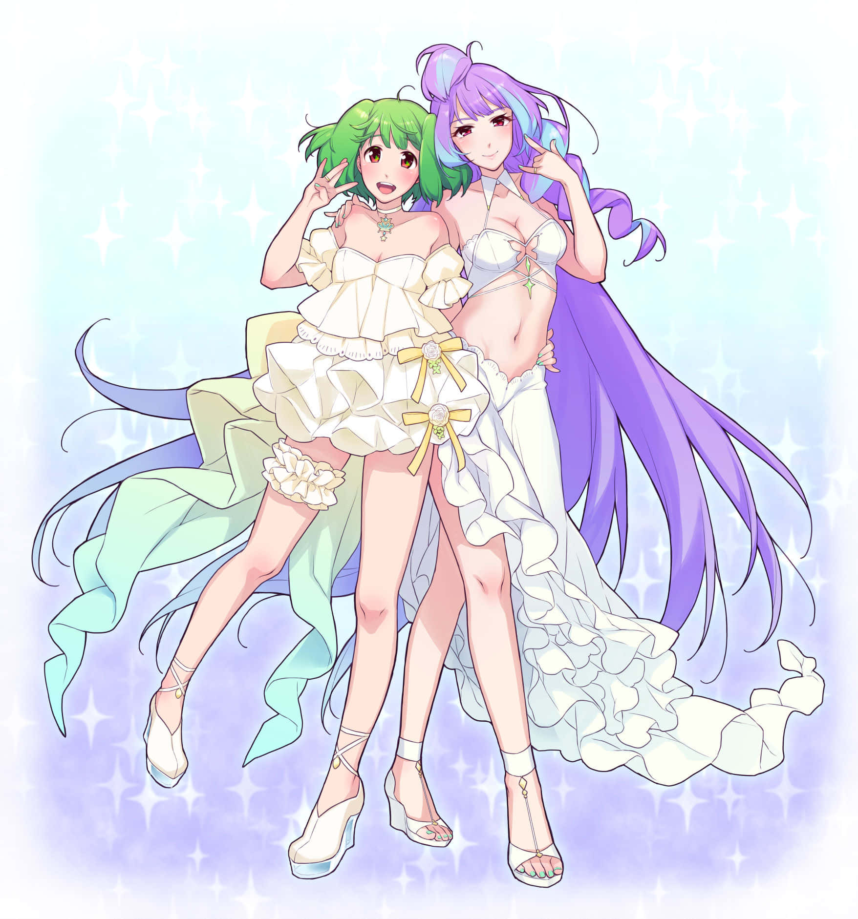 Macross Delta 桌布 壁紙 — 兩個動漫女孩，一頭綠髮和一頭紫髮，穿著白色荷葉邊連衣裙，在閃閃發光的粉彩背景前開心地擺姿勢。