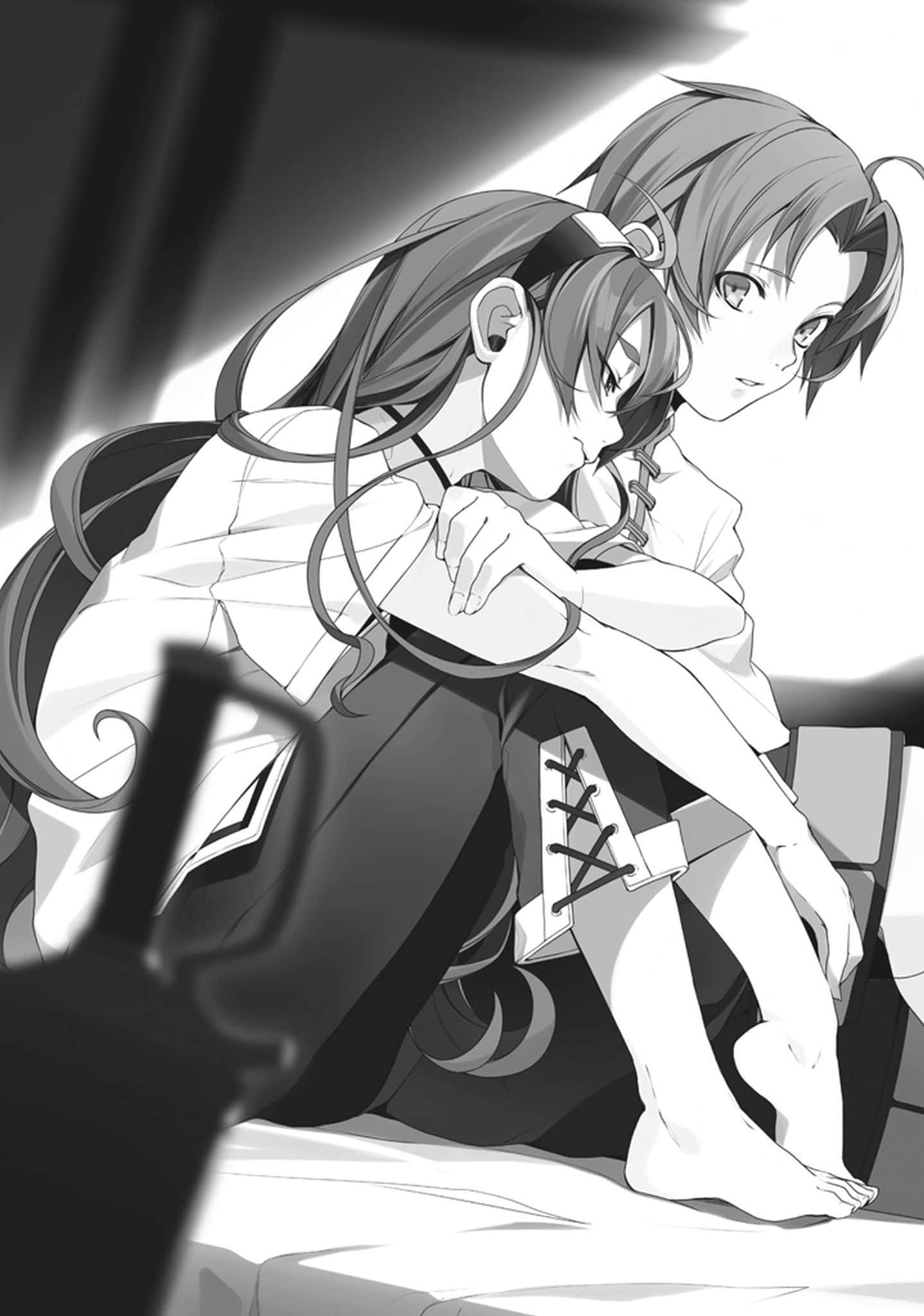 Mushoku Tensei 桌布 壁紙 — 兩個動漫女孩在單色調的臥室場景中，在戲劇性的燈光和柔和的陰影下溫柔地擁抱。