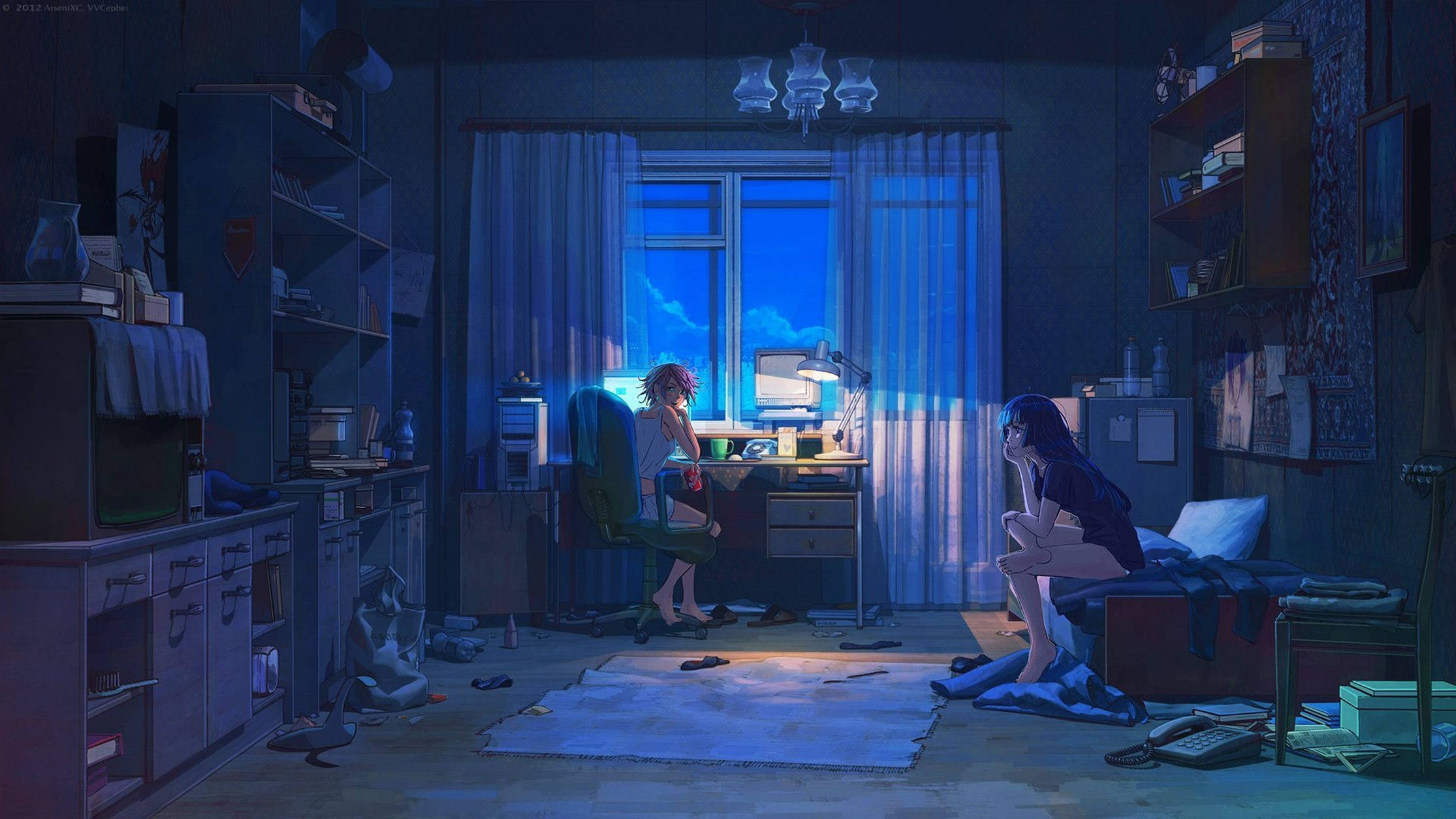 lo fi 桌布 壁紙 — 兩個動漫女孩在夜晚凌亂的臥室裡，一個在燈光照亮的書桌前學習，另一個坐在床上若有所思。