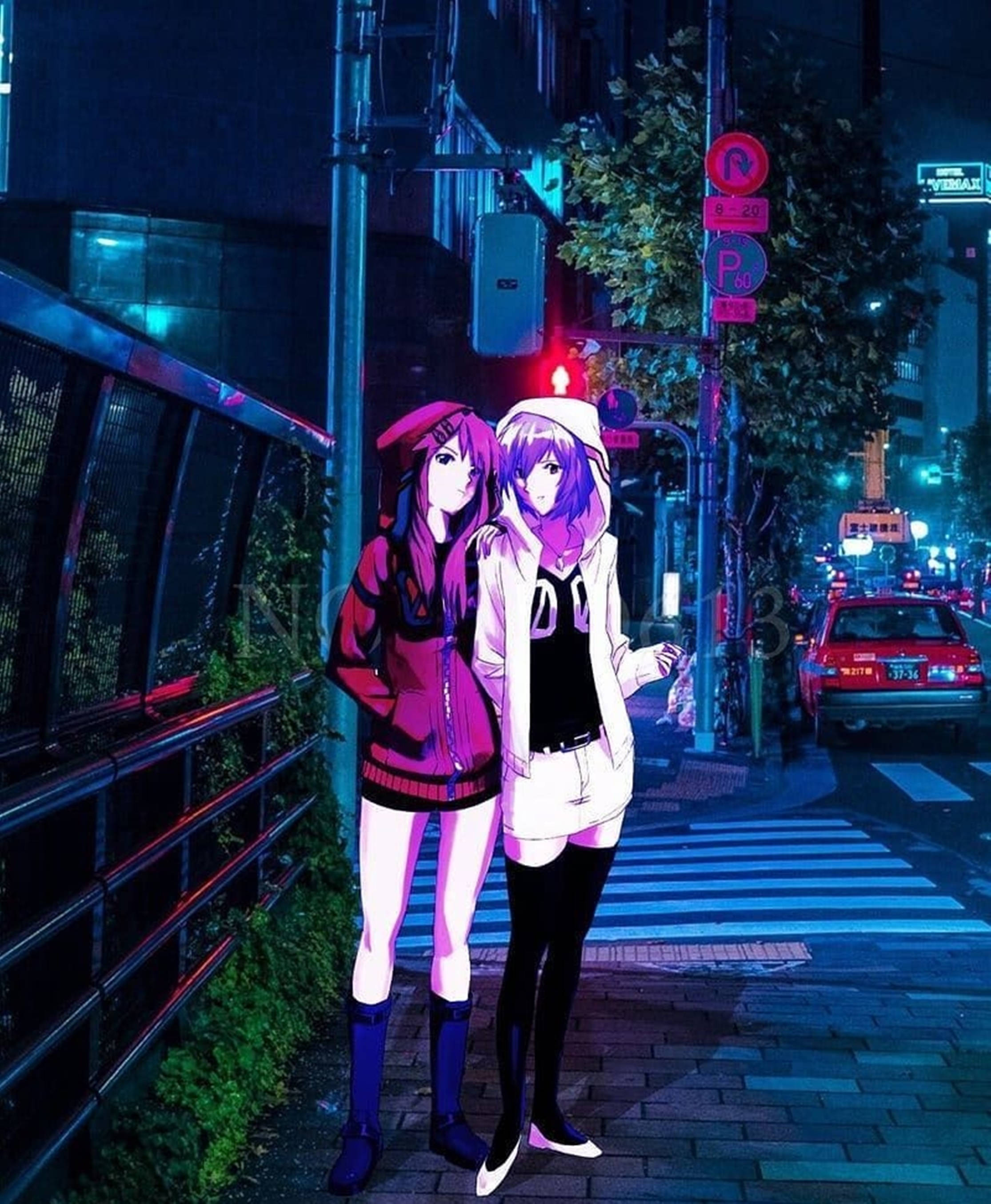 動漫女孩 桌布 壁紙 — 兩個動漫女孩在夜晚霓虹燈閃爍的城市人行道上緊密站立，背景有發光的招牌和紅色出租車。