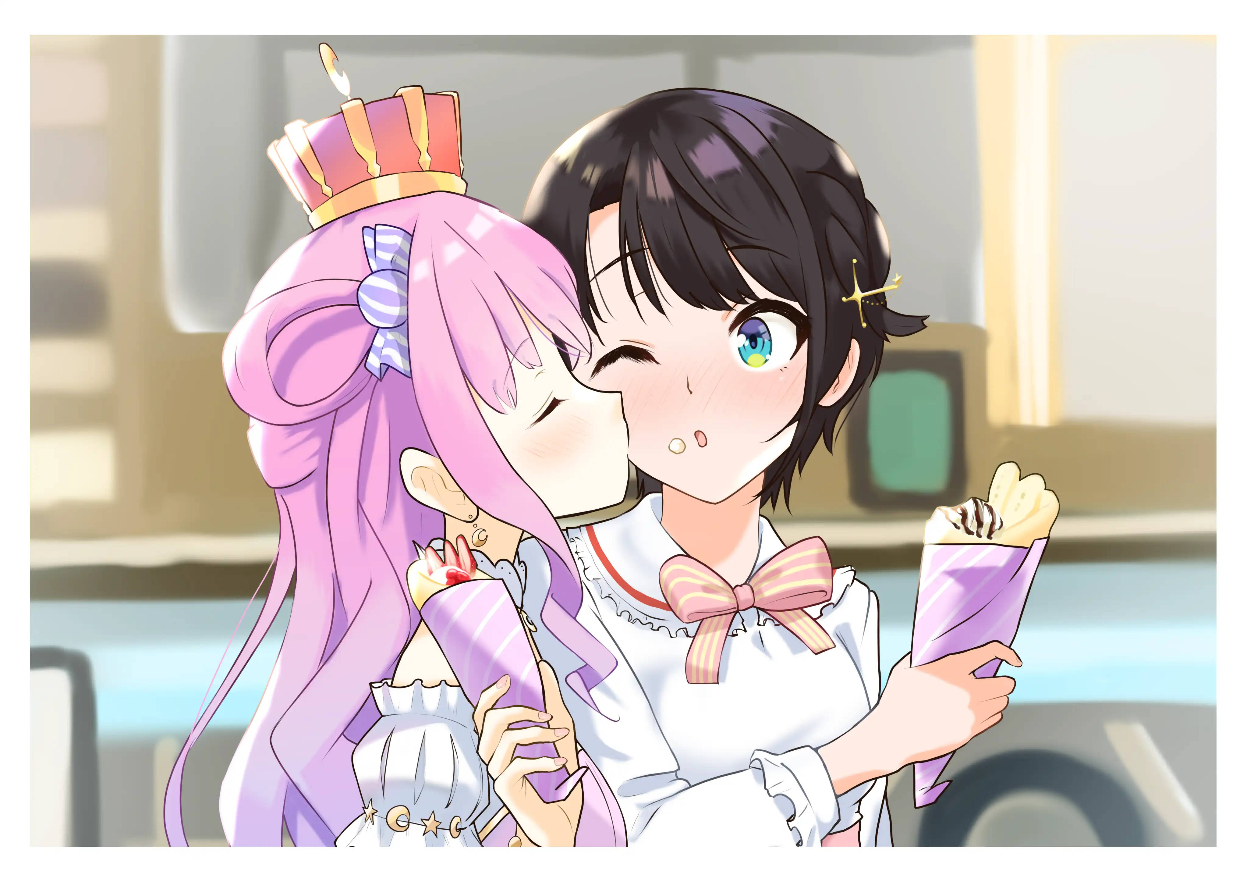 Crepe Girls Kissing 壁紙 — 兩個動漫女孩在室內分享甜蜜時刻，一個粉紅頭髮戴皇冠的女孩親吻另一個拿著冰淇淋甜筒的女孩。