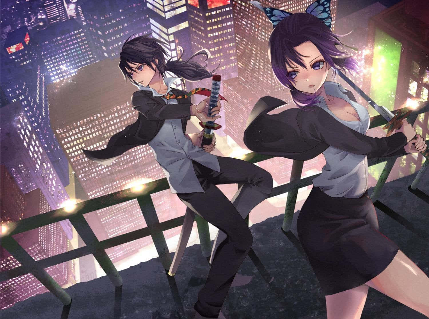 Demon Slayer Corps 桌布 壁紙 — 兩個動漫女孩在屋頂上擺出戰鬥姿勢，俯瞰霓虹燈閃爍的夜景。