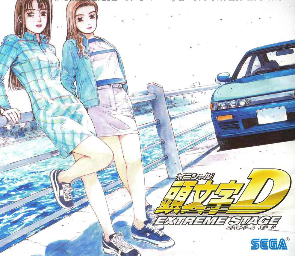 Initial D Extreme Stage 壁紙 — 兩個動漫女孩在明亮的日光下靠在海邊欄杆旁，旁邊有一輛藍色跑車。