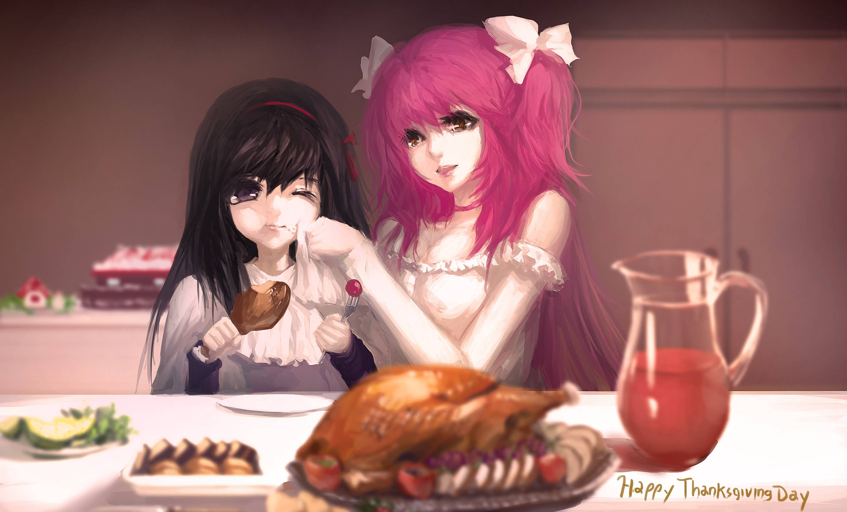 Thanksgiving Aesthetic 桌布 壁紙 — 兩個動漫女孩在溫暖照明的廚房裡分享一頓豐盛的感恩節大餐，包括烤火雞和蔓越莓醬。