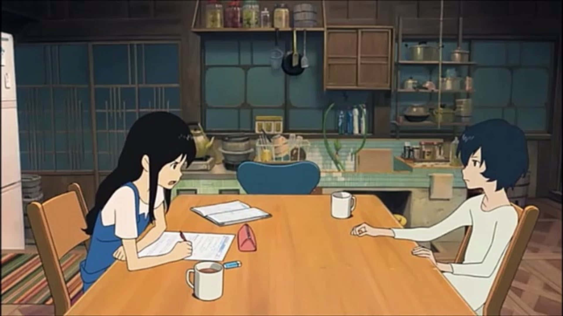 Wolf Children 桌布 壁紙 — 兩個動漫女孩坐在木製廚房餐桌旁，拿著馬克杯和筆記本進行安靜的對話。