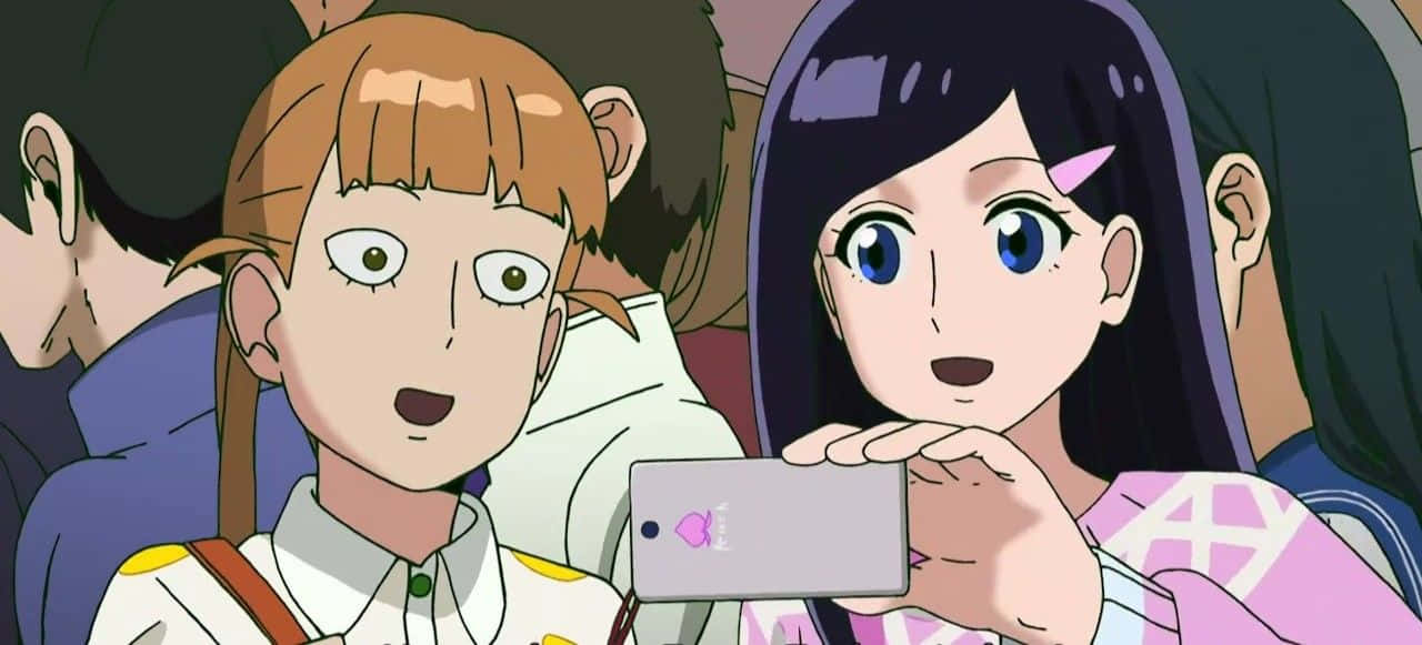 Tsubomi Takane 桌布 壁紙 — 兩個動漫女孩帶著驚訝的表情，在擁擠的環境中盯著一部顯示粉紅色心形的手機。