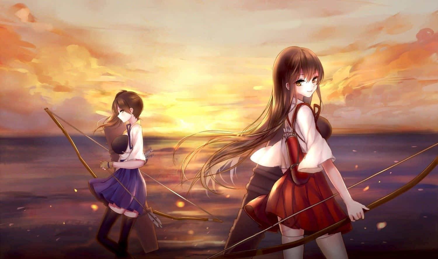 Kancolle 桌布 壁紙 — 兩個動漫女孩手持弓箭站在日落時分的沙灘上，頭髮和衣服在溫暖的橙色天空下隨風飄揚。
