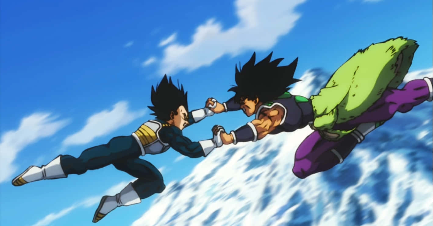 Vegeta And Broly 桌布 壁紙 — 兩個動漫戰士在晴朗藍天和 fluffy 雲朵下，於雪峰上空交鋒。