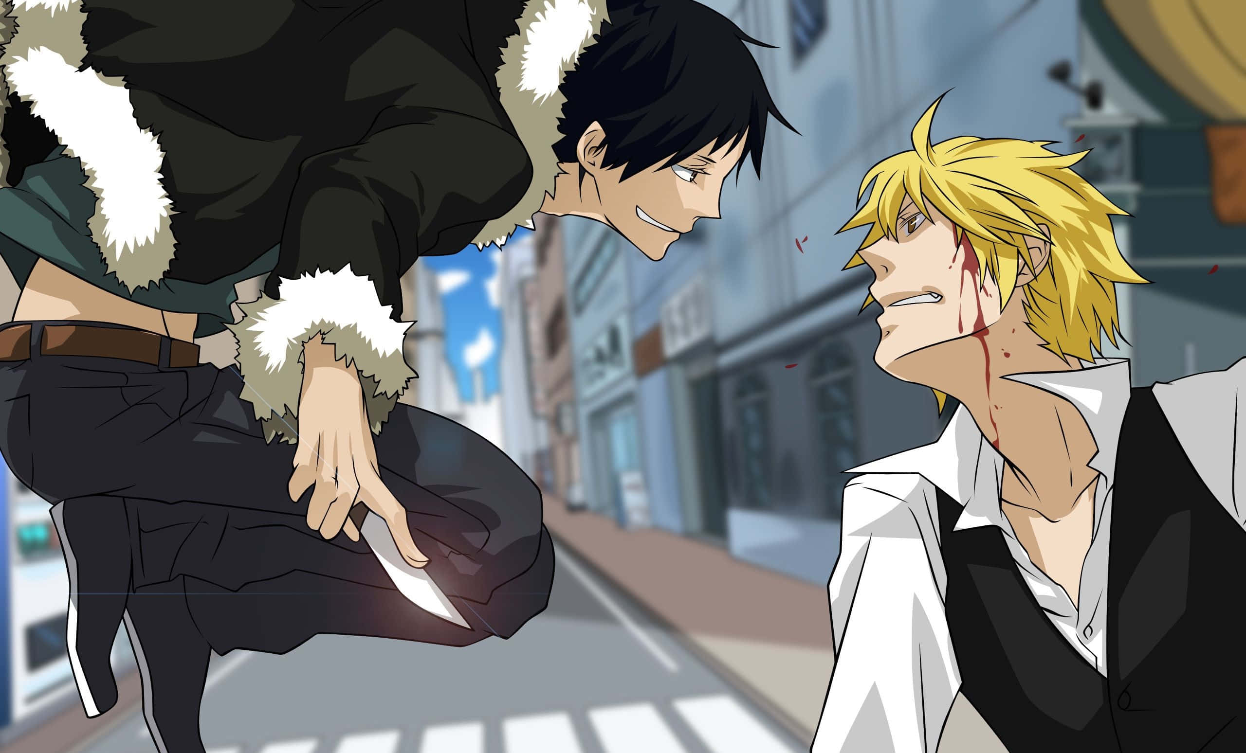 Izaya Orihara 桌布 壁紙 — 兩個動漫男人在城市的街道上對峙，一個人拿著刀靠近另一個人的脖子，後者臉上沾有血。