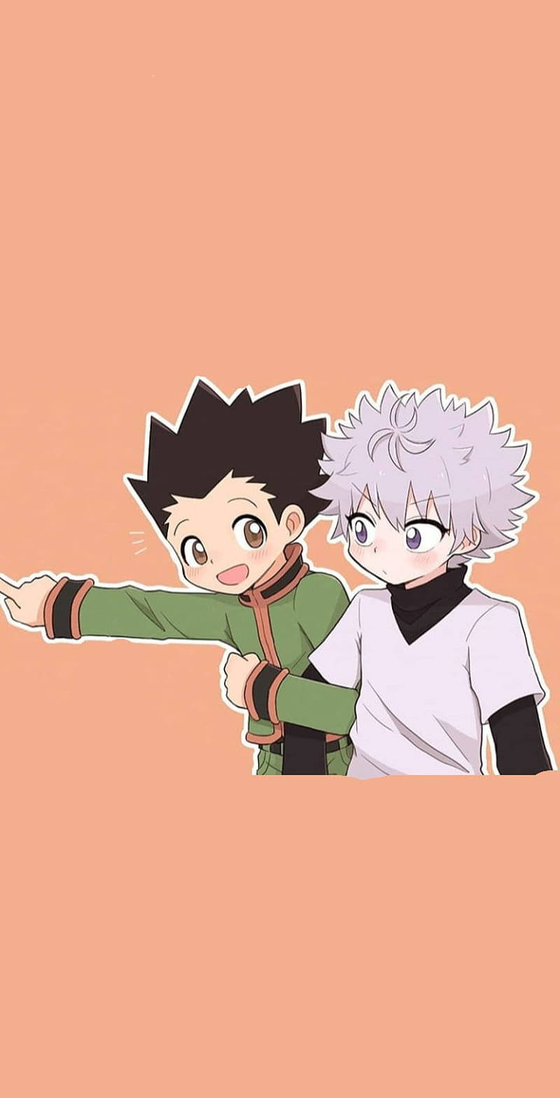 Gon And Killua 桌布 壁紙 — 兩個動漫男孩，頭髮尖尖的，一個穿綠色外套興奮地指著，另一個穿白襯衫在他旁邊微笑，背景是桃色。