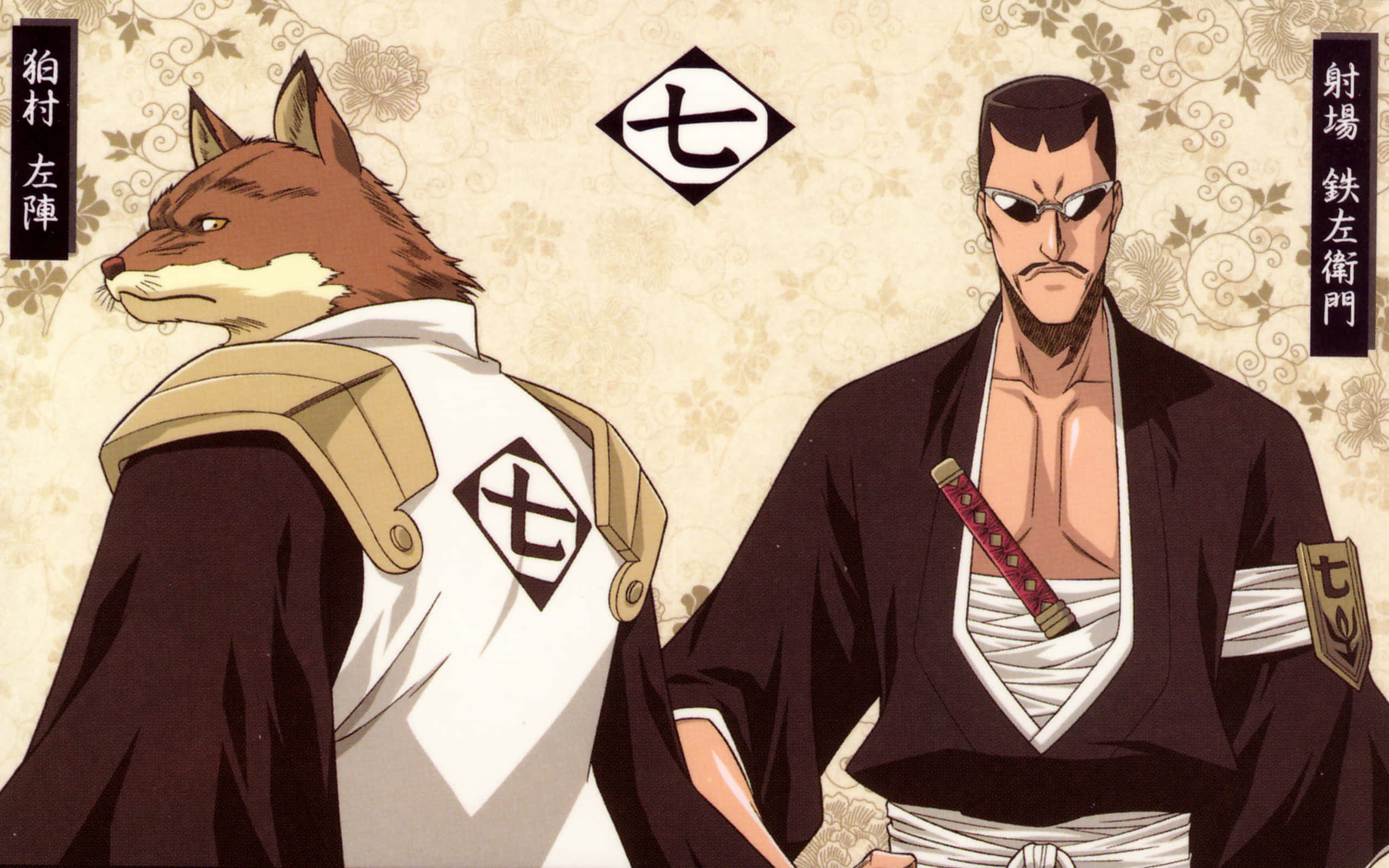 Sajin Komamura 桌布 壁紙 — 兩個動漫角色，一個狐人與一個穿著傳統日本服飾的人類男性，並肩站在花卉牆紙背景前。