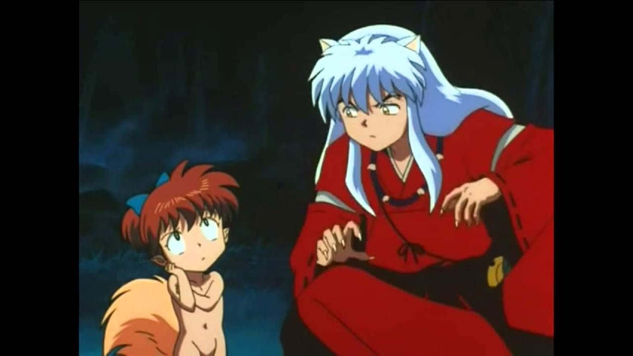 Inuyasha And Shippo 桌布 壁紙 — 兩個動漫角色，一個白髮紅袍，另一個紅髮藍色蝴蝶結，坐在昏暗的藍色洞穴中。