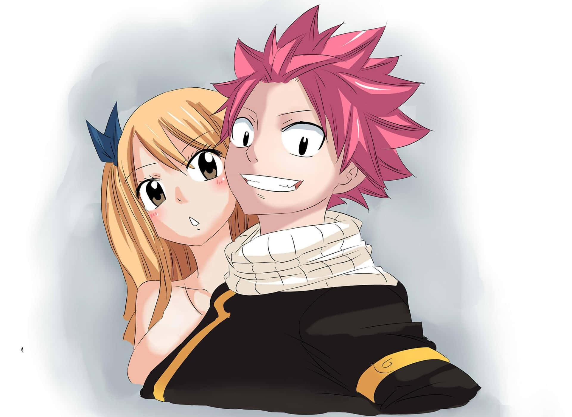 lucy heartfilia 桌布 壁紙 — 兩個動漫角色，分別有粉紅色和金色頭髮，在柔和的灰色背景上溫暖地微笑。